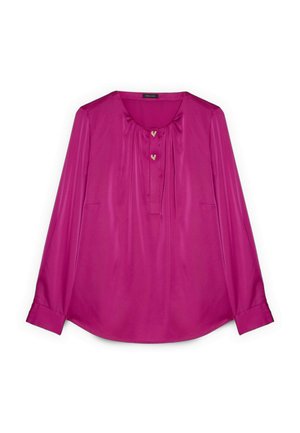 Dlouhý rukáv magenta halenky s kulatým výstřihem, plisovaným předkem a dvěma malými knoflíky ve tvaru srdce uprostřed.