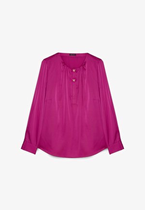 Langærmet magentarosa bluse med rund halsudskæring, plisseret forstykke og to små hjerteformede knapper ned langs midten.