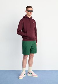 Nike Sportswear SPORTSWEAR CLUB FLEECE - Sweatshirt - burgundy crush/white