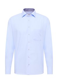 Lichtblauwe overhemdd die gemaakt is van gladde stof, met een button-down kraag, een enkele borstzak en een patroon aan de binnenkant van de kraag.