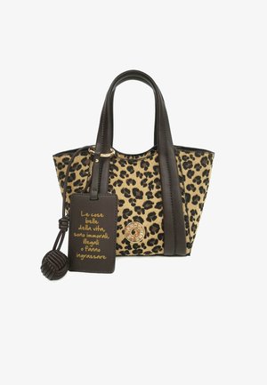 Borsa a stampa leopardata con dettagli in pelle nera, forma strutturata, manici corti e una targhetta decorativa con scritte dorate e un dettaglio a nodo.