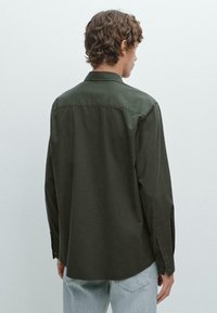 Donkergroene overhem Shirt met lange mouwen, rechte snit, button-down kraag en manchetten. Glad textuur met een eenvoudig, klassiek ontwerp.
