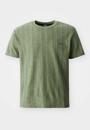 Grønstribet T-shirt lavet af blødt stof, med rund hals og korte ærmer. Lille logo på venstre brystområde.