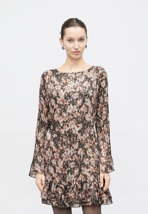 ILENIA PLEAT DRESS - Freizeitkleid - safari