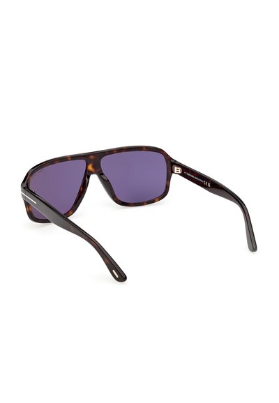 Lunettes de soleil à monture écaille avec verres rectangulaires violet foncé, branches fines et accents argentés discrets sur les branches.