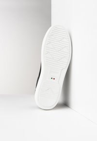 nero giardini basket