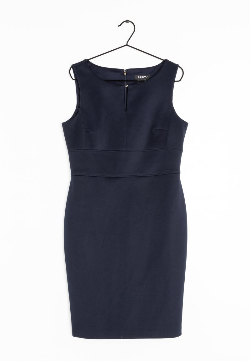 Robe fourreau bleu marine sans manches avec un col rond, un détail à la taille, et une fermeture éclair au dos, suspendue sur un cintre noir.