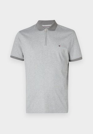 Grijze polo met een kwart rits, contrasterende grijze kraag en mouwen, en een klein logo op de borst. Gemaakt van een katoenmix.