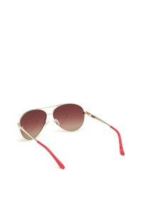 Gafas de sol aviador con marco de metal dorado, lentes marrones degradados y patillas de plástico rojas. Acentos texturizados en los brazos de las patillas.