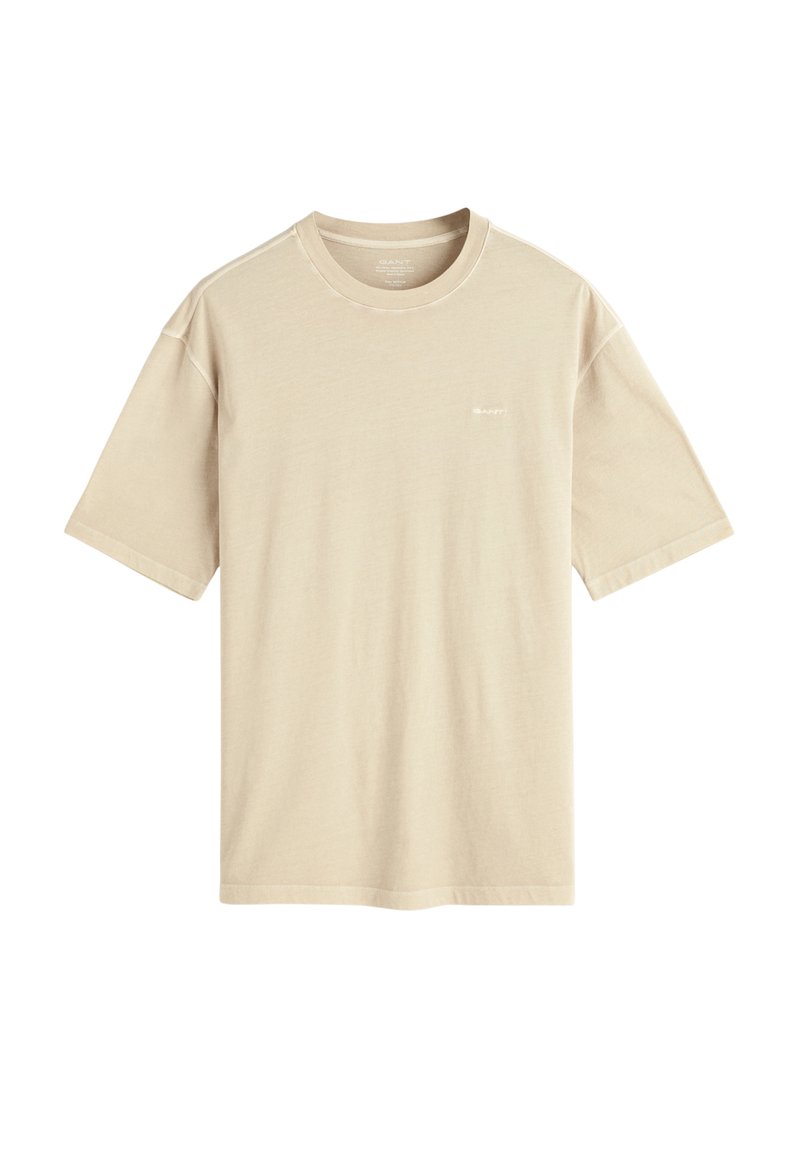 Camiseta de algodón beige de manga corta, con un cuello redondo y un logo sutil en el pecho, con una textura suave y ligera.