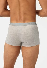 Boxer briefs grigi in cotone con un morbido e elastico girovita caratterizzato dalla scritta "OLYMP" in rilievo di colore grigio chiaro, viste da dietro.