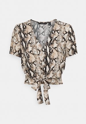 Kurzärmelige V-Neck-Bluse mit beigem und schwarzem Schlangenmuster, Knopfverschluss vorne und gebundenem Knoten in der Taille.