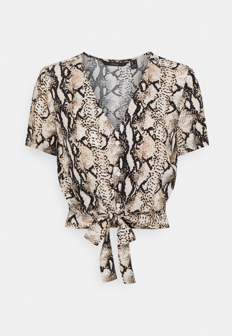 Blouse à manches courtes col en V avec imprimé serpent beige et noir, fermeture boutonnée devant et nœud noué à la taille.