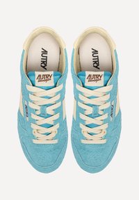 Sneakers in suede blu chiaro con accenti crema, caratterizzati da una punta rotonda, lacci piatti e una superficie texturizzata. Marchio sulla linguetta.