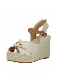 Beżowy sandał espadryl na koturnie z postrzępionymi paskami z materiału, brązową klamrą przy kostce i plecionym obcasem z juty.