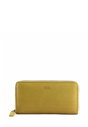 Portefeuille en cuir jaune avec une surface texturée, fermeture éclair, logo embossé à l'avant et accents horizontaux cousus.