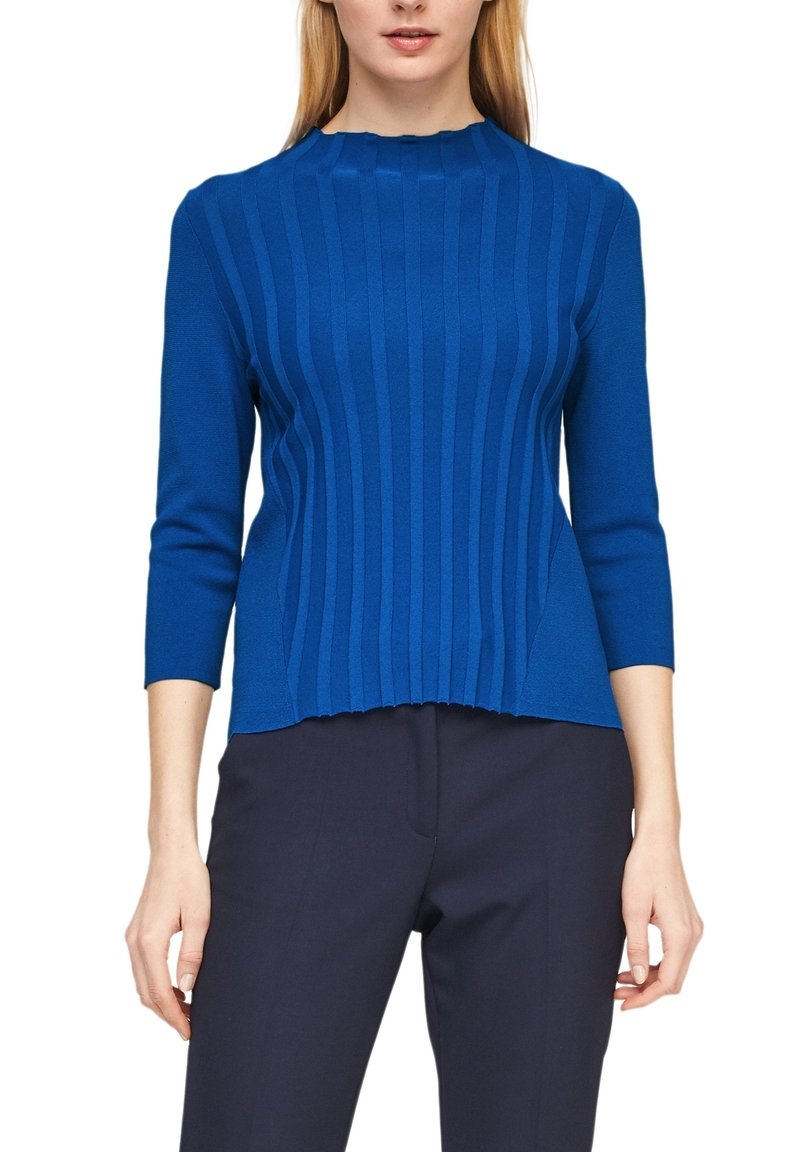 Blå ribbad stickad topp med hög krage och trekvartslång ärm, med en veckad nederkant och en slät yta.