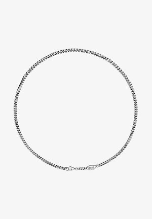 Sudraba ķēdes kaklarota ar savienotiem gredzeniem, kurai ir gluda apdare un astes āķa aizdare. Diametrs ir vienmērīgs visā garumā.