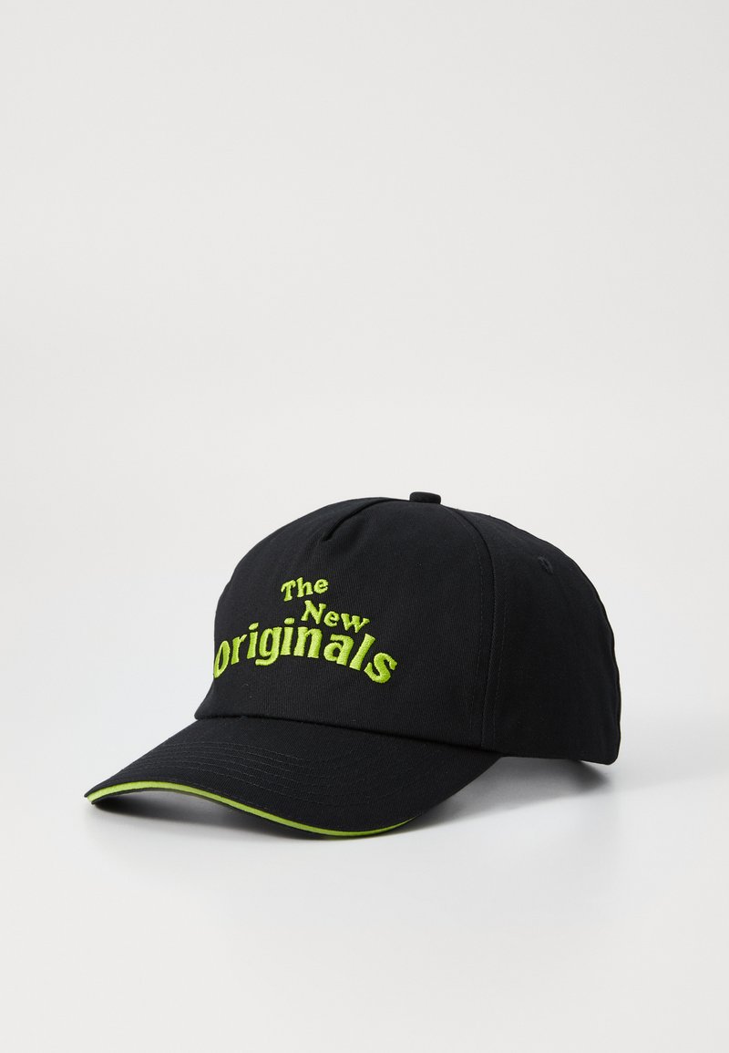 Svart baseballcaps med grønn brodering av teksten "The New Originals", med buet skjerm og kontrasterende grønn søm.