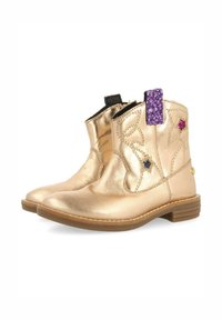 Stivali alla caviglia in pelle dorata con dettagli ricamati, accenti glitterati viola e rosa, e una suola piatta marrone. Ideali per l'abbigliamento casual.