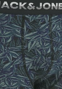Herenboxershorts met een donkere marineblauwe achtergrond met een groen bladmotief, een zwarte elastische tailleband met het "JACK & JONES"-logo en gestikte details.