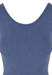 Modra prilegajoča majica brez rokavov z okroglim izrezom, narejena iz gladkega, raztegljivega materiala; ima enotno barvo brez vzorcev ali okraskov.
