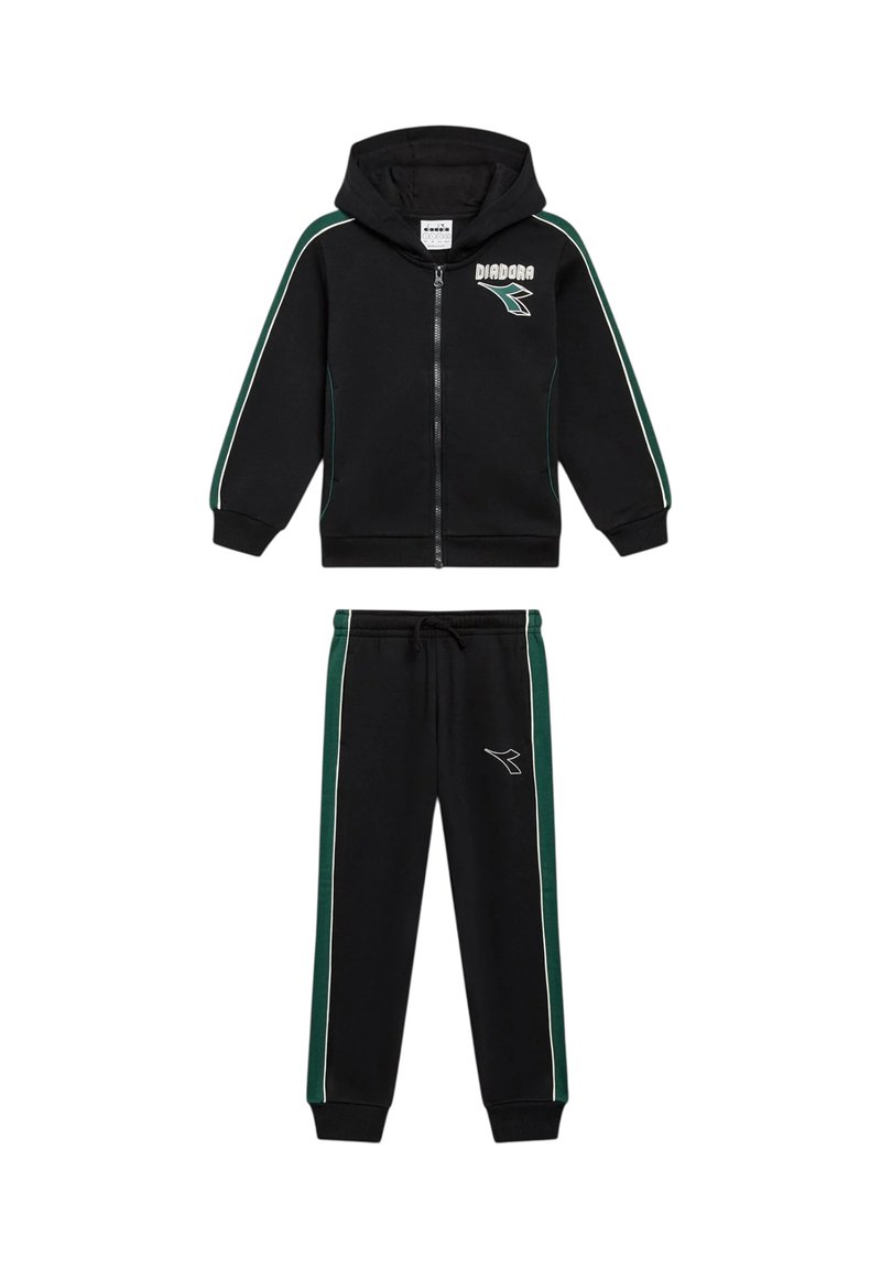 Felpa con zip nera e pantaloni abbinati con strisce laterali verdi e bianche, loghi Diadora sul petto e sulla gamba del pantalone.