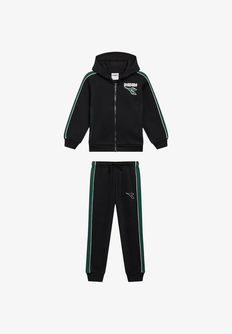 Felpa con zip nera e pantaloni abbinati con strisce laterali verdi e bianche, loghi Diadora sul petto e sulla gamba del pantalone.
