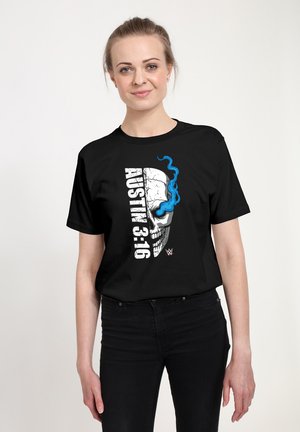 T-shirt en coton noir avec un imprimé graphique d'un crâne avec des accents bleus et le texte "AUSTIN 3:16" en blanc, avec un effet usé.
