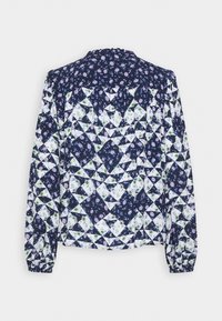 Langsleeve shirt met een marineblauwe achtergrond en een bloemen- en geometrisch patroon in blauw, wit en groen. Elastische manchetten en een geleide halslijn.