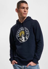 Dunkelblauer Hoodie aus weichem Baumwollmaterial mit einem Frontprint, der Berge und eine Sonne zeigt. Mit Kordelzugkapuze und gerippten Bündchen.