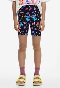 Kleurige marineblauwe shorts met cartoonpatronen van bloemen en figuren. Dragen met roze sokken en gele sandalen. Comfortabele pasvorm.