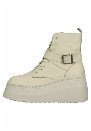 Cremfarbene Leder-Plateau-Stiefelette mit schnürbarem Vorderbereich, seitlichem Schnallenriemen und dicker strukturiertem Sohle.