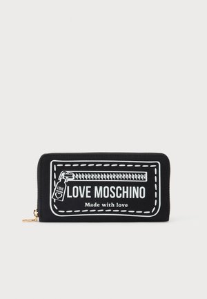 Czarny portfel Moschino z białym nadrukiem z motywem zamka i napisem "LOVE MOSCHINO Made with love," oraz złotym suwakiem po lewej stronie.