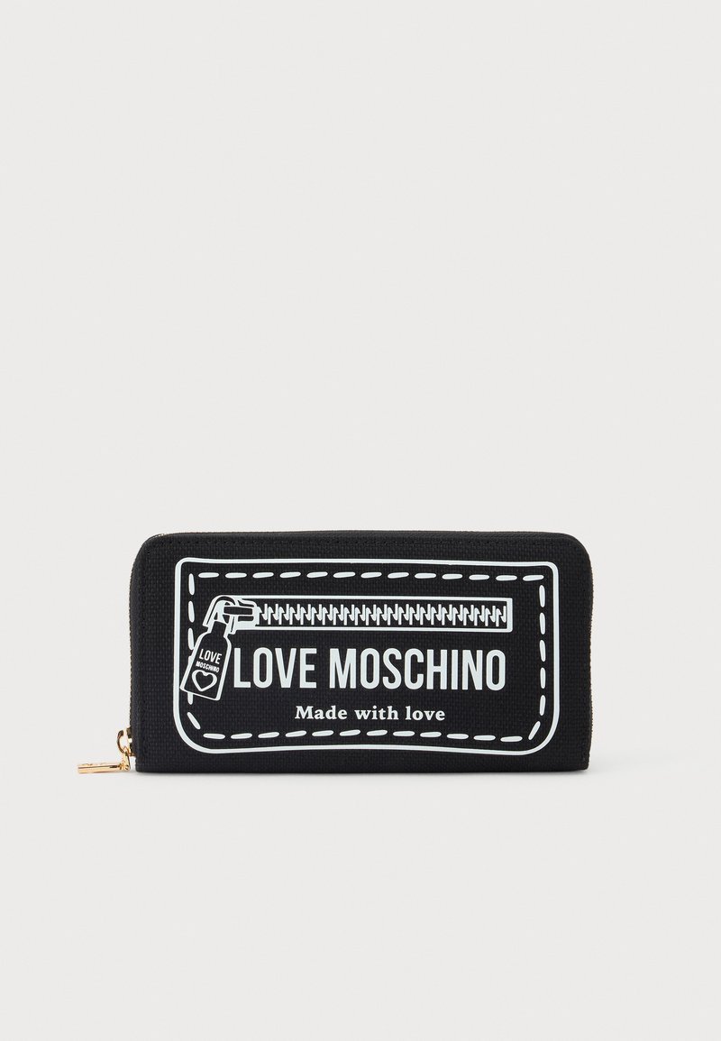 Μαύρο πορτοφόλι Moschino με λευκό τυπωμένο σχέδιο φερμουάρ και κείμενο "LOVE MOSCHINO Made with love," και χρυσό φερμουάρ στην αριστερή πλευρά.
