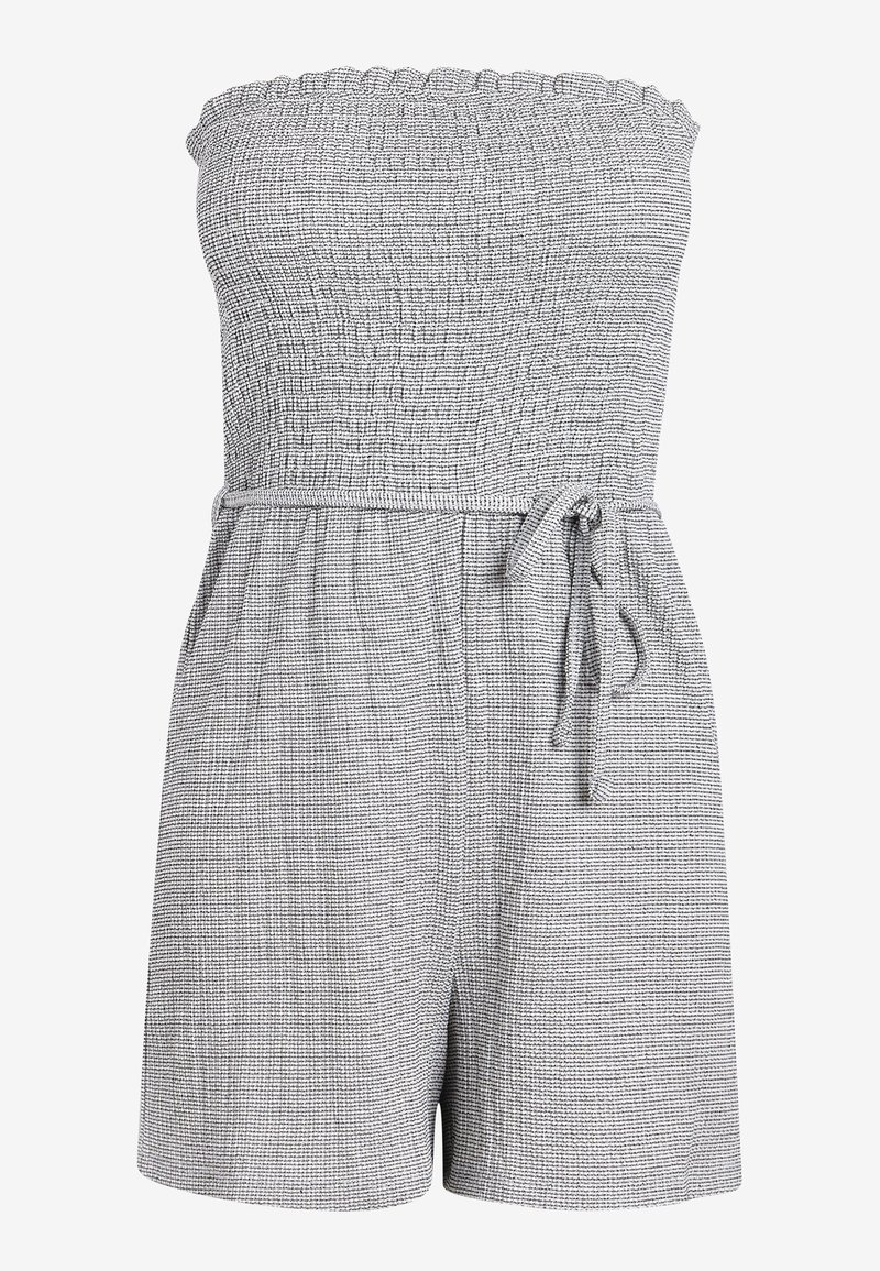 Combishort grise sans bretelles avec un haut élastiqué, un tissu texturé, une ceinture à nouer à la taille et des jambes courtes.