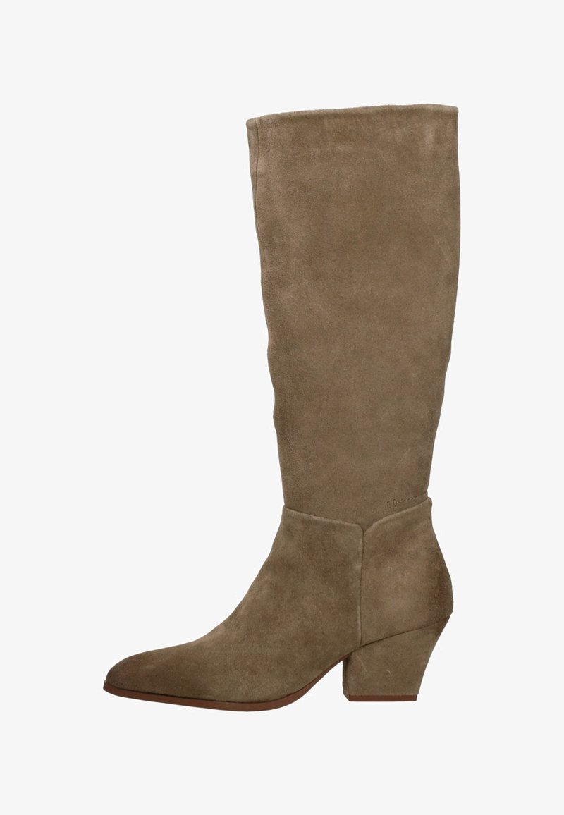 Laarzen van olijfgroen suede tot net boven de knie, met een puntige neus, taps toelopende vorm en een bescheiden blokhak. Gladde textuur met minimale details.