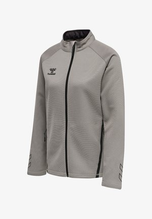 Hellgraue Zip-Jacke mit schwarzem Reißverschluss und Seitentaschen, langen Ärmeln mit Chevron-Design und Hummel-Logo auf der linken Brust.