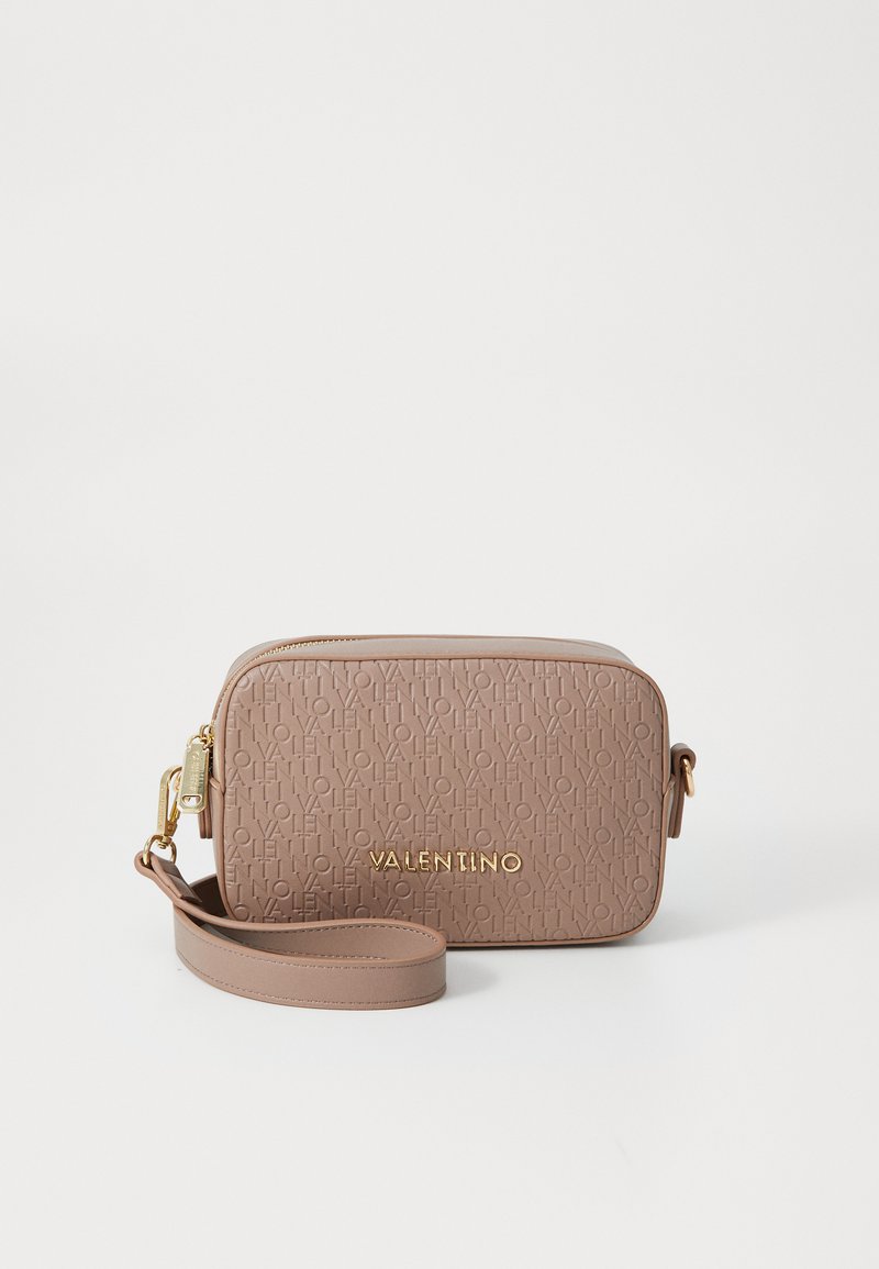 Bolsa crossbody de couro marrom texturizado com logo em relevo, detalhes em tom de ouro, formato retangular e alça ajustável. Fecho com zíper.