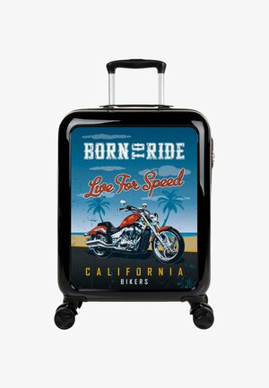 Maleta negra con ruedas que presenta un gráfico de motocicleta, texto "Nacido para conducir" y "Vivir para la velocidad", fondo azul, palmeras y detalles amarillos.