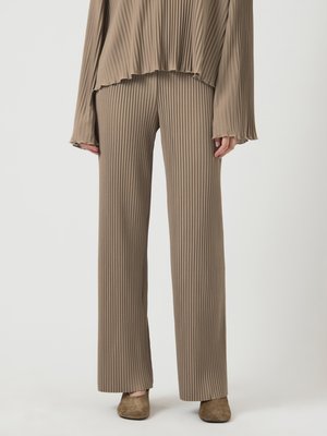Beige ribbed knitted top and matching wide-leg trousers, featuring long sleeves and frayed hems. Soft fabric with vertical texture.