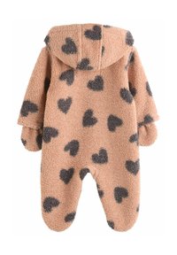 Rosa fleece-jumpsuit med grå hjärtmönster, luva och långa ärmar. Mjuk, fluffig textur; fötter ingår med rundade former.