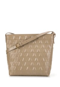 Borsa a spalla in pelle beige con un motivo geometrico, tracolla regolabile e fibbia dorata. Texture liscia con finitura lucida.