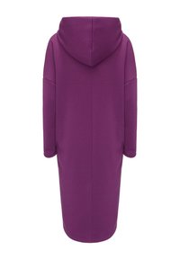 Fioletowa, oversize sukienka z kapturem wykonana z miękkiego materiału, z dużym kapturem, długimi rękawami oraz luźnym krojem, sięgającym do połowy łydki.