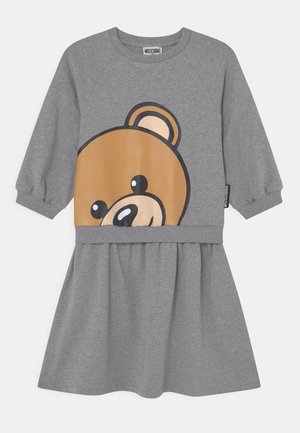 Szara sukienka z okrągłą, graficzną twarzą misia na korpusie. Posiada długie raglanowe rękawy oraz plisowaną spódnicę. Wykonana z miękkiego materiału bawełnianego.