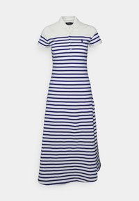 Sukienka polo w paski z krótkim rękawem, z naprzemiennymi niebieskimi i białymi paskami. Wykonana z miękkiego materiału, z klasycznym kołnierzykiem i guzikami.