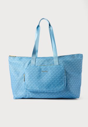 Niebieska torba typu tote Michael Kors z powtarzającym się wzorem logo MK i przednią kieszenią na zamek, z dwoma długimi niebieskimi uchwytami.