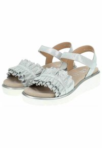 Zilveren sandalen met rimpelbanddetails, verstelbare banden en een dikke witte zool. Gladde textuur met een subtiele glans.