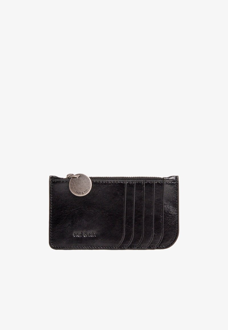 Porte-cartes en cuir noir avec fermeture éclair, cinq fentes pour cartes et un pendentif en métal. Texture lisse, design minimaliste et marquage subtil.
