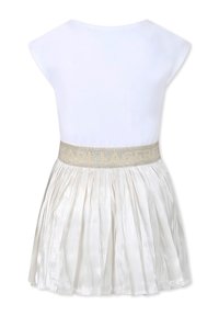 Robe blanche avec un haut ajusté et une jupe plissée, brillante. Possède une ceinture élastique dorée avec le logo "KARL LAGERFELD".